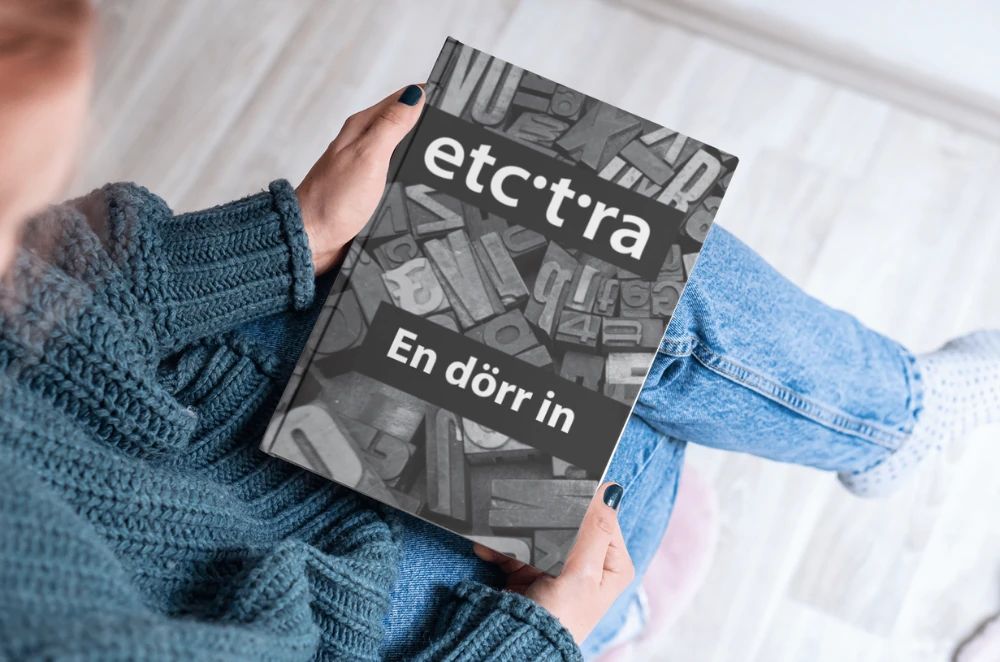 En bok med Etceteras logotyp på och med slogan "En dörr in"