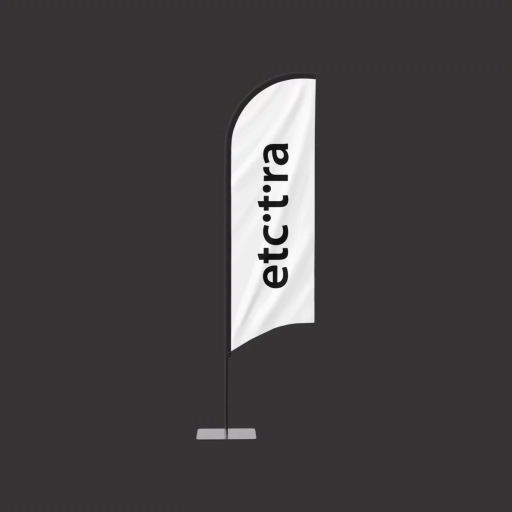 En beachflagga med Etceteras logotyp. Bilden är ett exempel på mässmaterial.